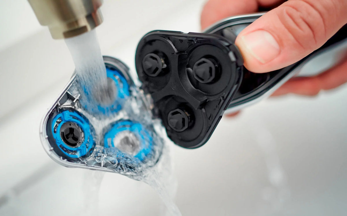 Rechargeable Wet & Dry Shaver with Click-On Precision Trimmer Y68979